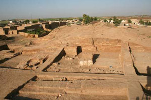 Halaf - Reste des Alten Palastes und des Skorpiontors von Osten